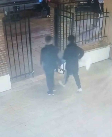 Kadıköy’de yardım kutusu hırsızlığı: Önce gözetlediler sonra çaldılar