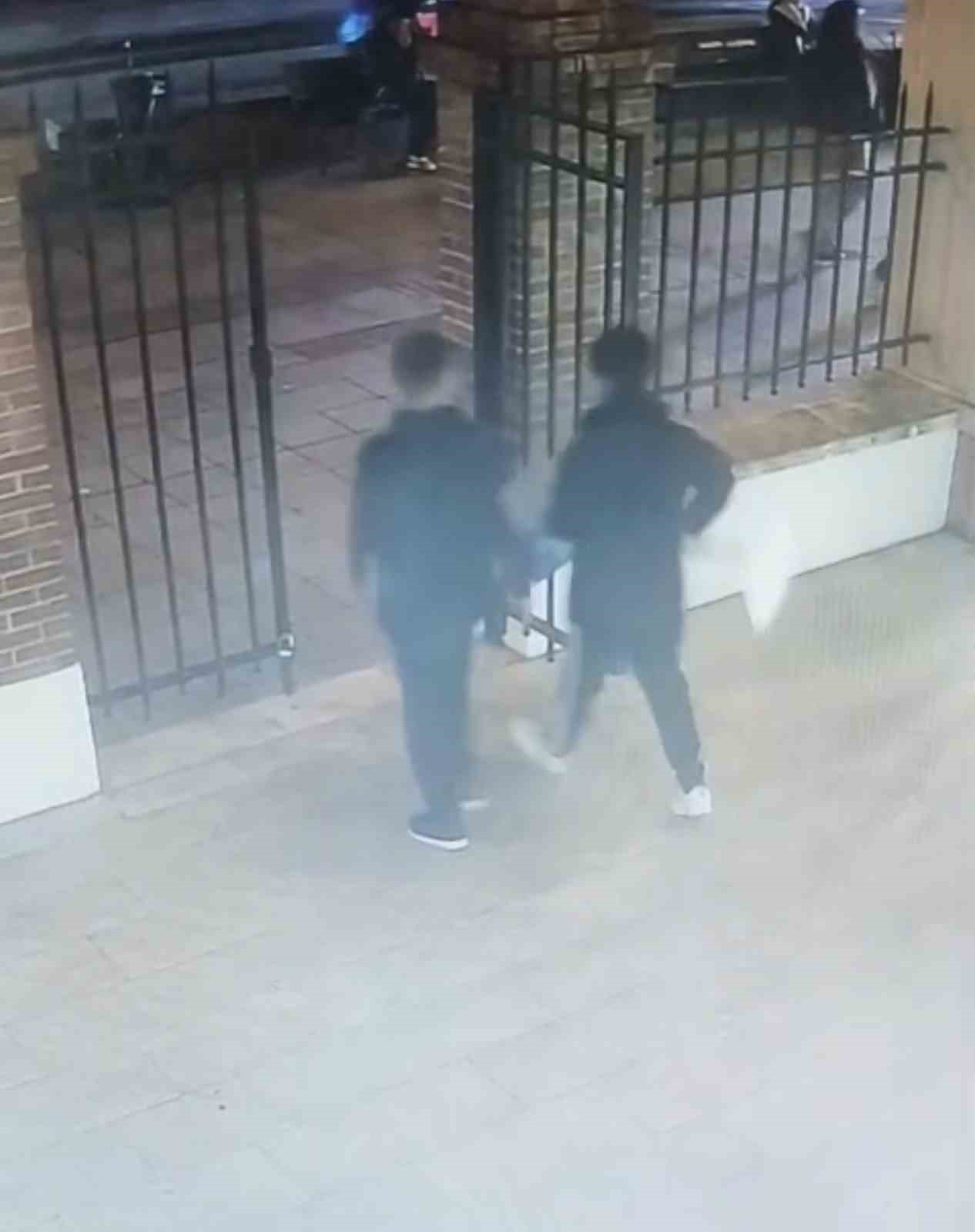 Kadıköy’de yardım kutusu hırsızlığı: Önce gözetlediler sonra çaldılar