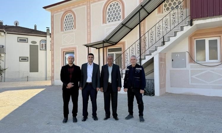 Köy camii bahçesinde parke taşı ve çevre düzenlemesi tamamlandı