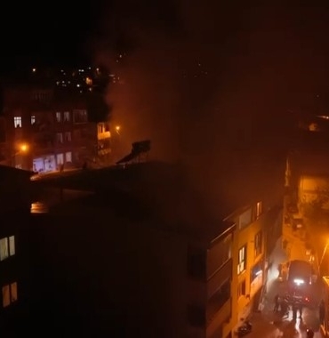 Bursa’da apartmanın deposunda çıkan yangın paniğe neden oldu: 1 kişi hastaneye kaldırıldı