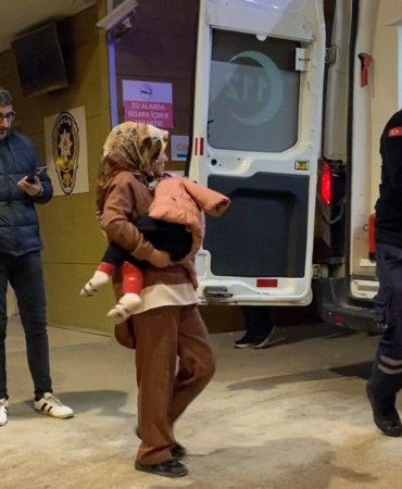 Üzerine şifonyer devrilen çocuk hastaneye kaldırıldı