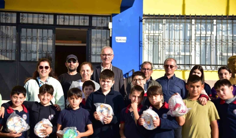 Büyükşehir’den okullara spor ekipmanı desteği