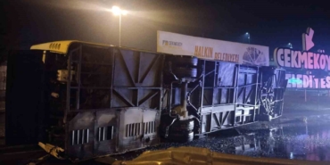 Çekmeköy’de kontrolden çıkan otobüs yan yattı