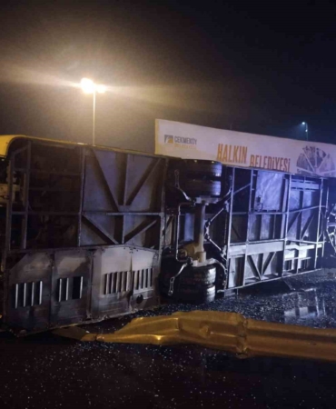 Çekmeköy’de kontrolden çıkan otobüs takla attı