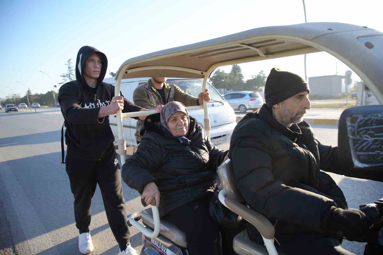 Edirne’de gençlerden insanlık dersi: Engelli vatandaşı kilometrelerce ittiler