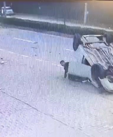 Taklalar atan otomobilden burnu kanamadan çıktı