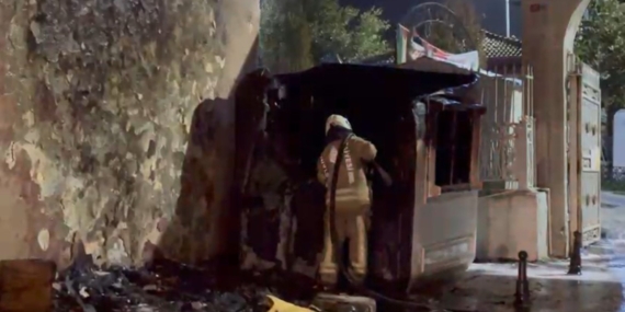 Fatih’te güvenlik kulübesi alev alev yandı