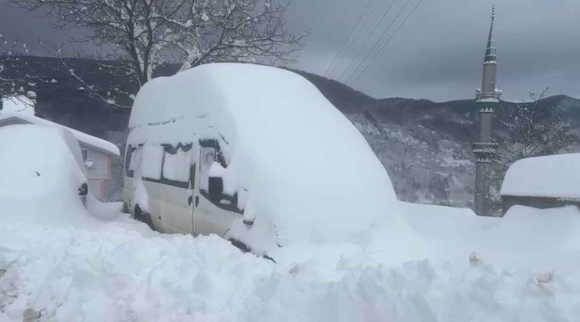 Sakarya’nın yüksek kesimlerinde kar kalınlığı 1 metreye ulaştı
