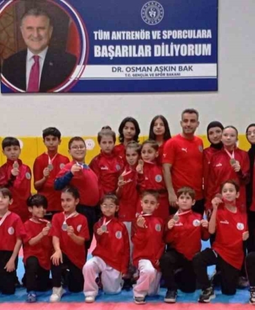 Körfez’in genç ve minik karatecileri 23 madalya aldı