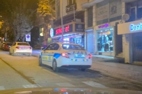 Bacağına saplanan bıçağı çıkartıp karşısındaki kişiyi ağır yaraladı