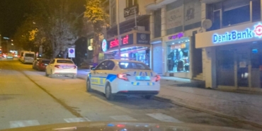 Bacağına saplanan bıçağı çıkartıp karşısındaki kişiyi ağır yaraladı