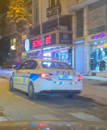 Bacağına saplanan bıçağı çıkartıp karşısındaki kişiyi ağır yaraladı