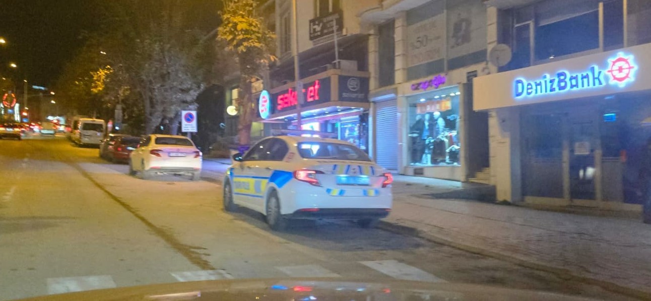 Bacağına saplanan bıçağı çıkartıp karşısındaki kişiyi ağır yaraladı