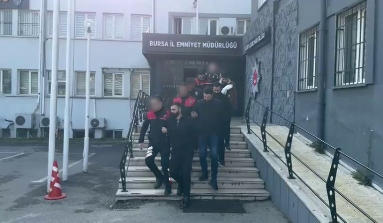 Bursa’da ‘servis açmadınız’ diye silahlı saldırı düzenleyip 6 kişiyi yaralayan şüphelilere operasyon : 10 şüpheli gözaltına alındı