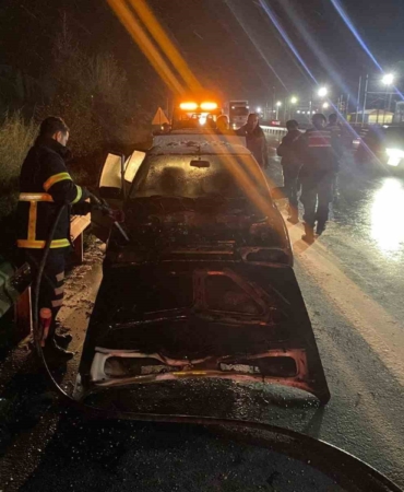 Bilecik’te seyir halindeki otomobil alev aldı