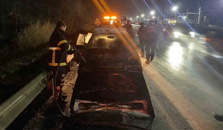 Bilecik’te seyir halindeki otomobil alev aldı