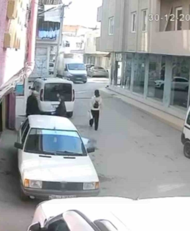 Ekmek arabasının kapısı böyle yere serdi