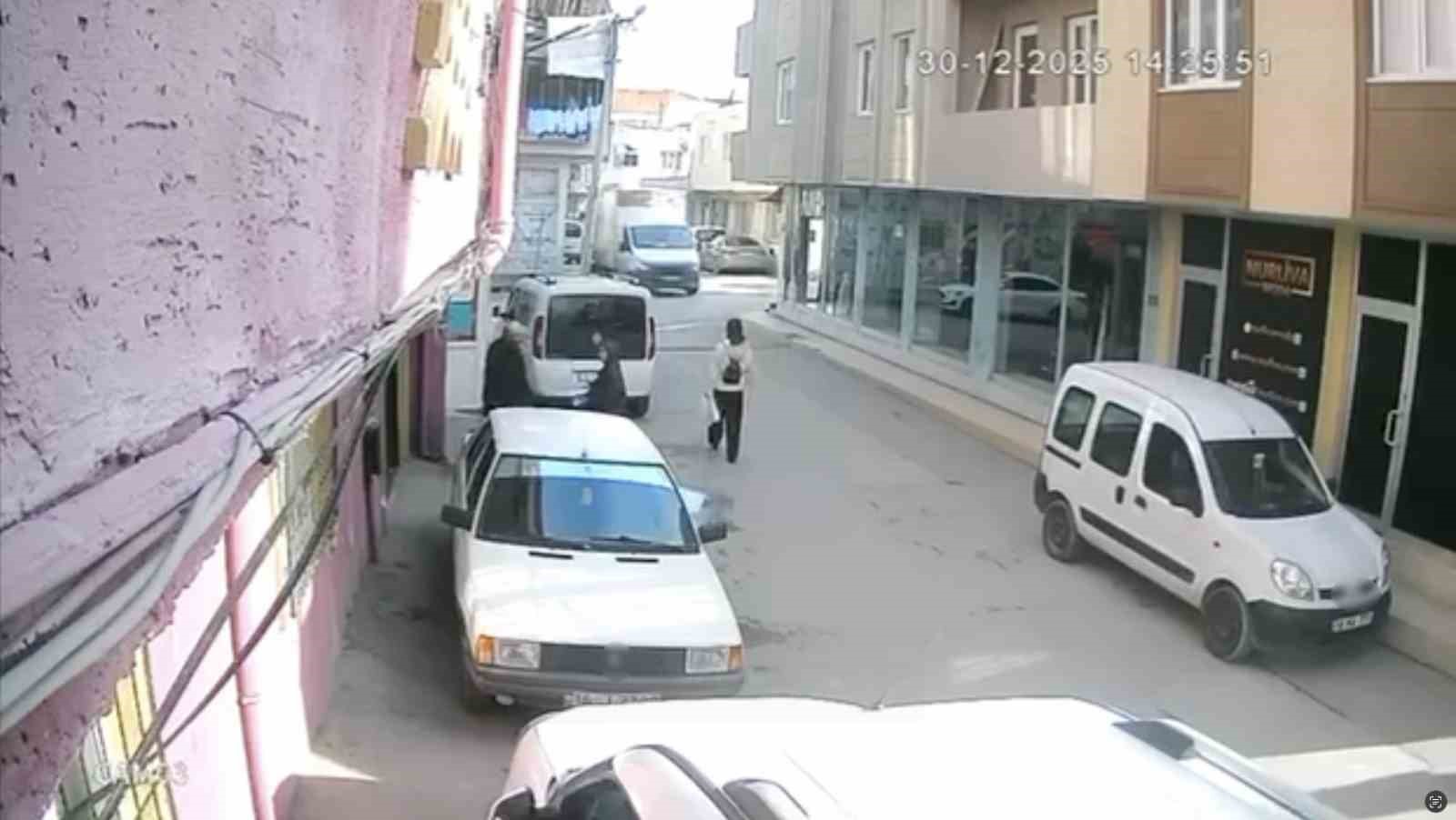 Ekmek arabasının kapısı böyle yere serdi