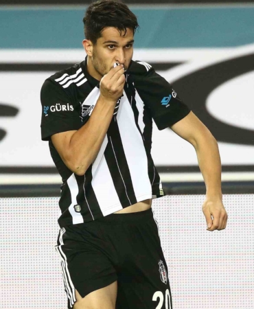 Necip Uysal: "Kariyerime bu forma altında nokta koyacağım"