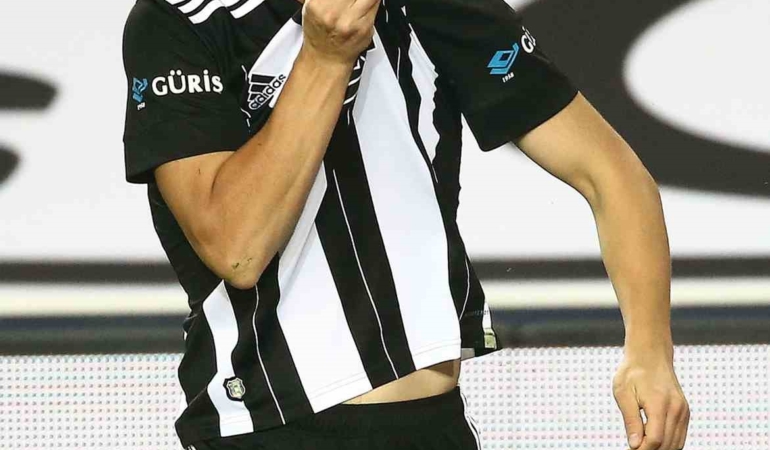 Necip Uysal: "Kariyerime bu forma altında nokta koyacağım"