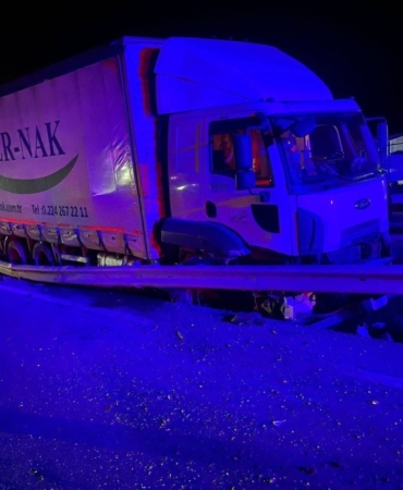 Kontrolden çıkan kamyon orta refüje çarparken, sürücüsü yaralandı