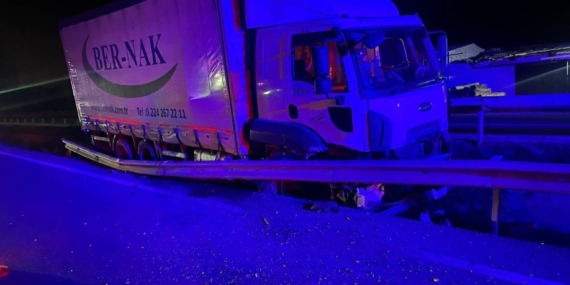 Kontrolden çıkan kamyon orta refüje çarparken, sürücüsü yaralandı