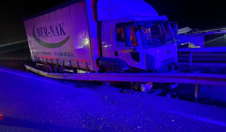 Kontrolden çıkan kamyon orta refüje çarparken, sürücüsü yaralandı