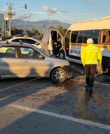 Balıkesir’de öğrenci servisi ile otomobil çarpıştı: 7 yaralı
