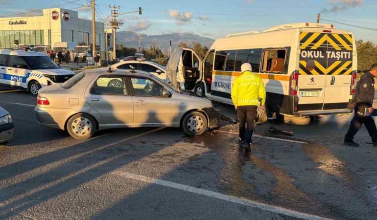 Balıkesir’de öğrenci servisi ile otomobil çarpıştı: 7 yaralı