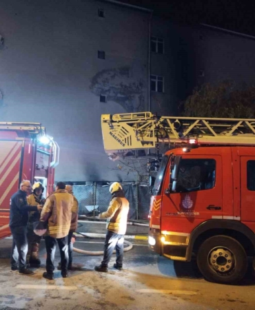 Sultanbeyli’de boya kaporta dükkanında yangın: 4 araç kullanılamaz hale geldi