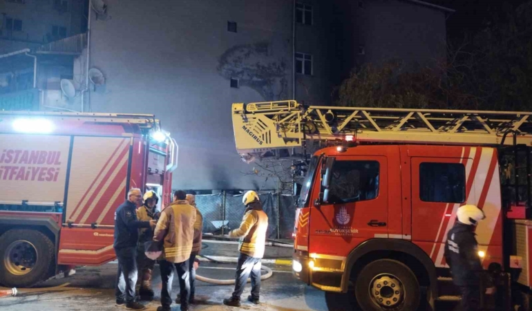 Sultanbeyli’de boya kaporta dükkanında yangın: 4 araç yandı