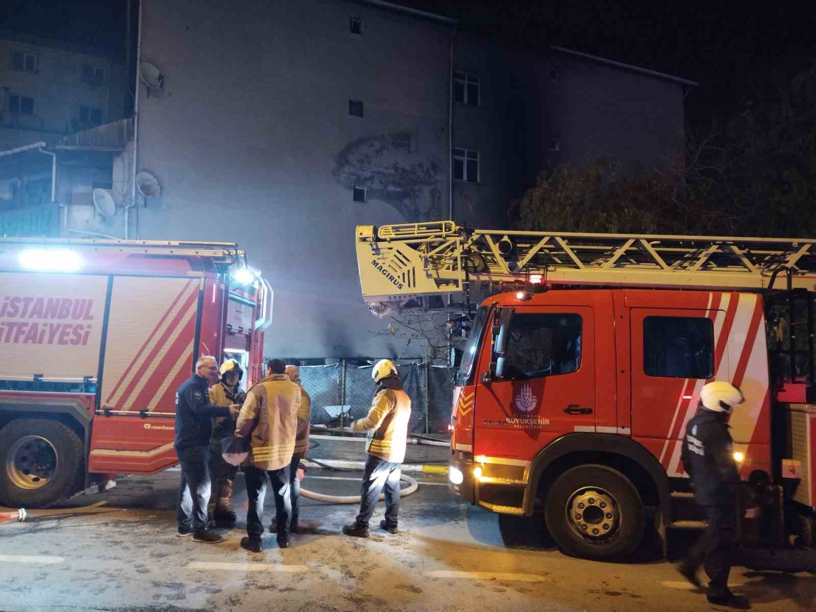 Sultanbeyli’de boya kaporta dükkanında yangın: 4 araç yandı