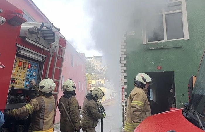 Fatih’te 2 katlı binada yangın paniği