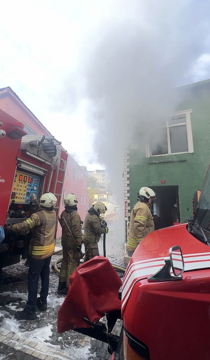 Fatih’te 2 katlı binada yangın paniği