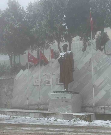 Sındırgı’nın yüksek kesimlerinde kar ve buzlanma etkisini artırdı