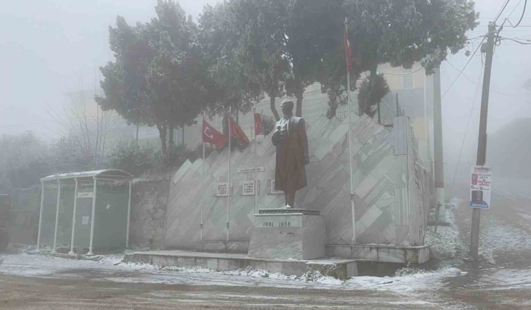 Sındırgı’nın yüksek kesimlerinde kar ve buzlanma etkisini artırdı