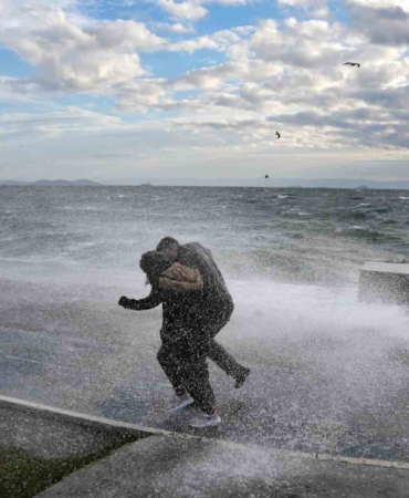İstanbul’da dev dalgalara aldırış etmeden fotoğraf çekildiler