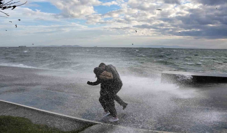 İstanbul’da dev dalgalara aldırış etmeden fotoğraf çekildiler