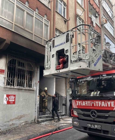 Fatih’te 4 katlı binanın temelinin çöktüğü iddiası: Salonun ortasında çukur oluştu