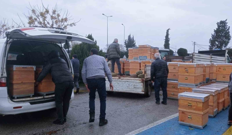 Babaeski’de üreticilere arı kovanı dağıtıldı