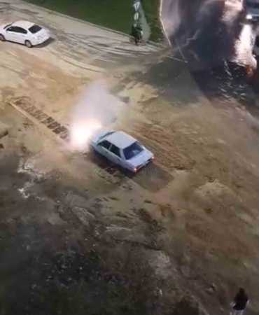 Krizi fırsata çevirdi, patlayan suda aracını yıkadı