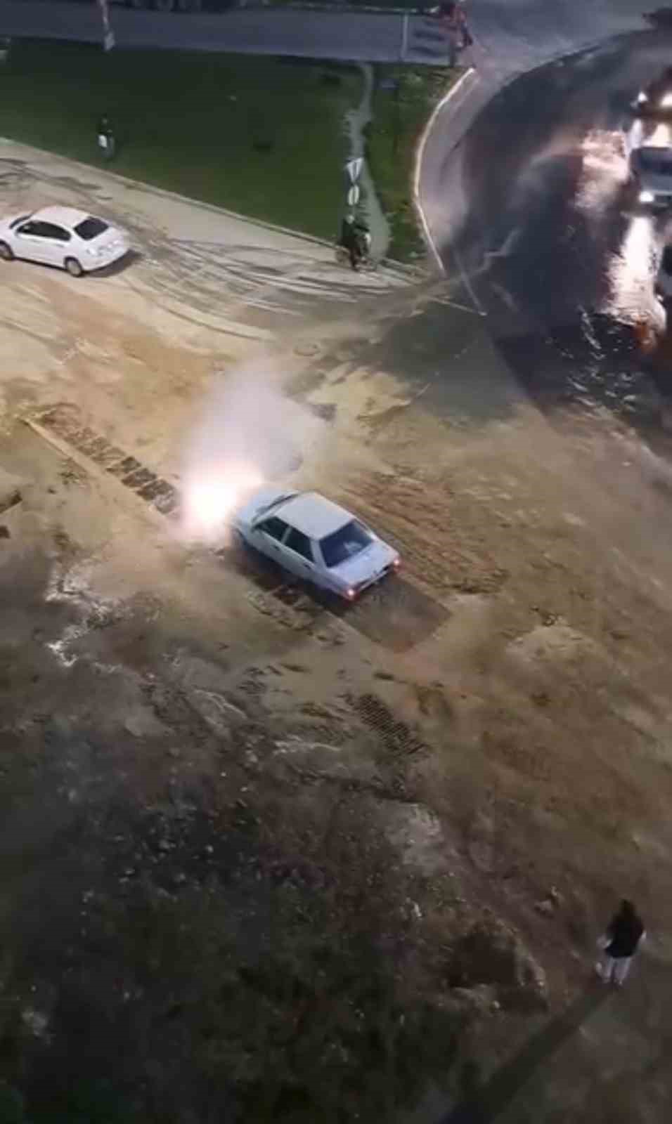 Krizi fırsata çevirdi, patlayan suda aracını yıkadı