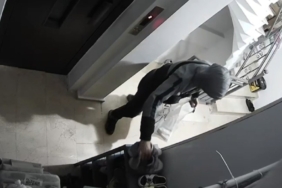 Sultangazi’de ayakkabı hırsızlığı: Onlarca çift ayakkabı çaldılar