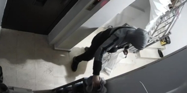 Sultangazi’de ayakkabı hırsızlığı: Onlarca çift ayakkabı çaldılar