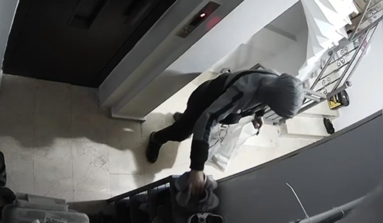 Sultangazi’de ayakkabı hırsızlığı: Onlarca çift ayakkabı çaldılar