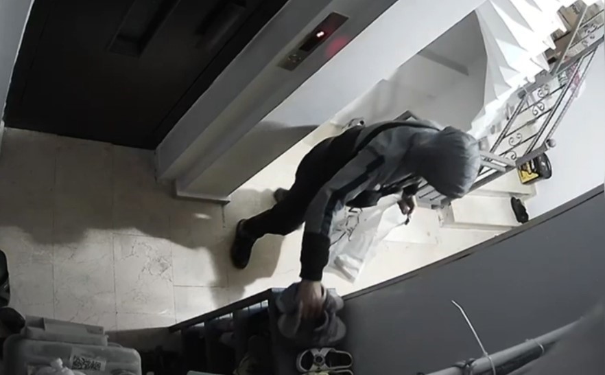 Sultangazi’de ayakkabı hırsızlığı: Onlarca çift ayakkabı çaldılar