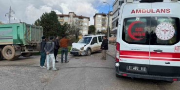 Bilecik’te kamyon ile hafif ticari araç çarpıştı; 4 yaralı