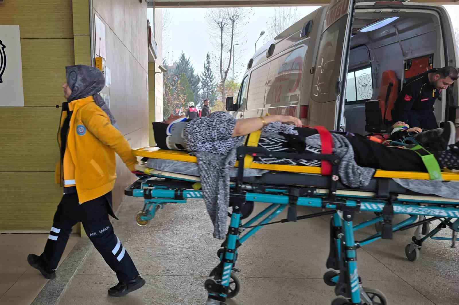 Ticari araç ağaca çarptı: 1’i çocuk 2 yaralı