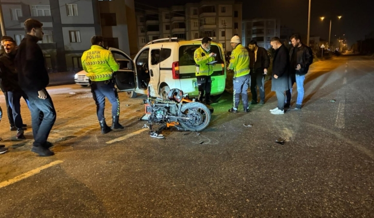 Hafif ticari araçla çarpışan motosikletin sürücüsü ağır yaralandı