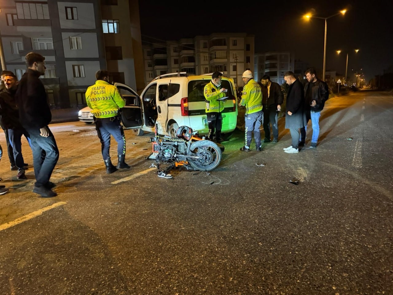 Hafif ticari araçla çarpışan motosikletin sürücüsü ağır yaralandı